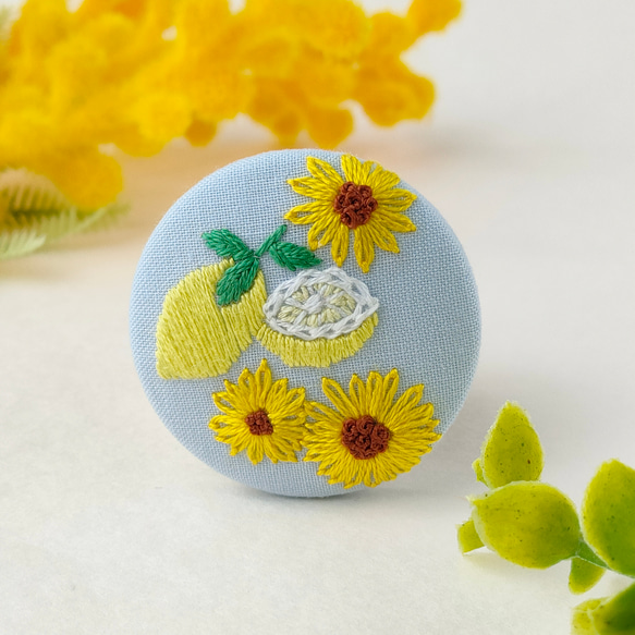 夏のイエロー祭り レモンとひまわりの刺繍ブローチ レモンイエロー 