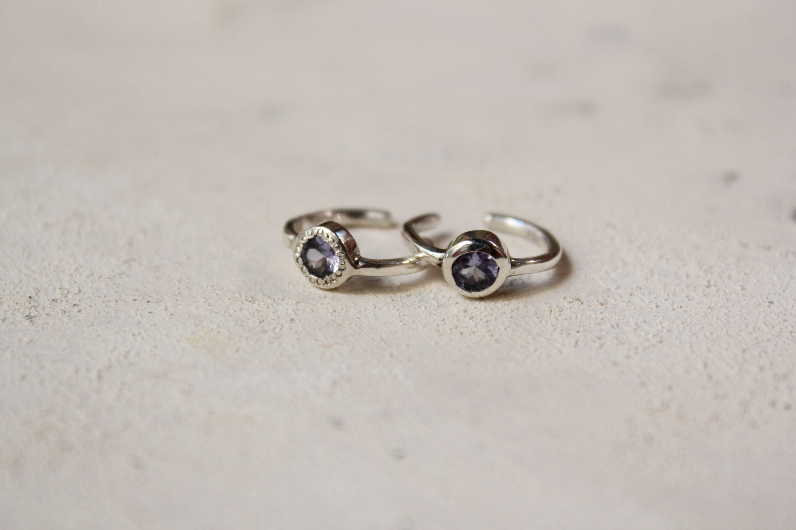 タンザナイトのイヤーカフ　１２月の誕生石　silver/azur