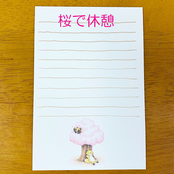 桜の季節のタヌキとキツネのポストカード 3枚目の画像
