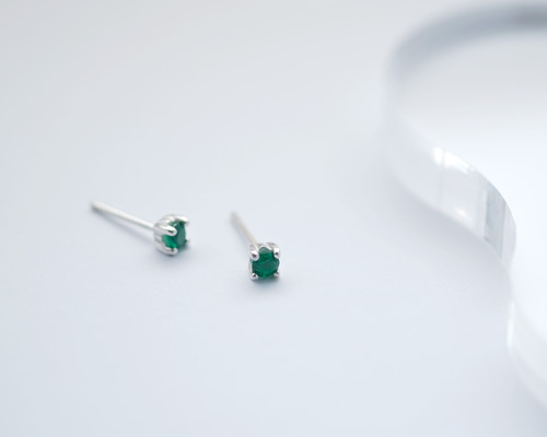 じばにゃん☺︎ 1点作品☆ 大粒エメラルドピアス　イヤリングに変更可能☺︎ ブラジル産スライスカットエメラルドとザンビア産ラフチューブ型