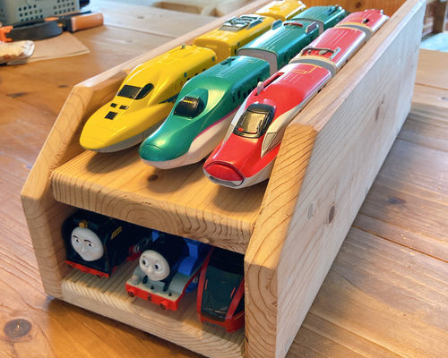 最終値下げ　プラレール　プラレール収納　木製　ハンドメイド トミカ プラレール 収納 棚 木製 ハンドメイド - メルカリ