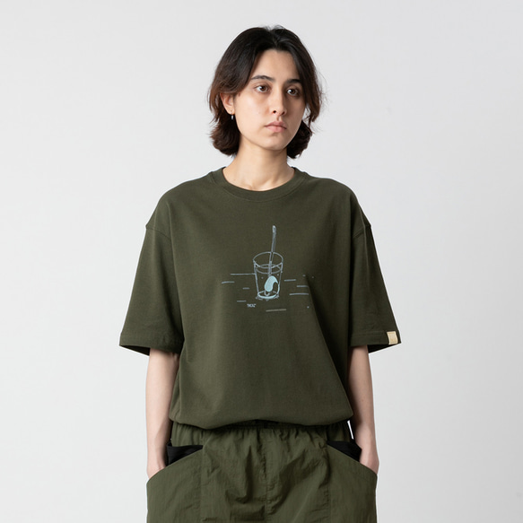 【Deus】新作★Relax Fit★リサイクルコットンTシャツ/半袖 TMCAZ “Relax” Graphic Tee 【オリーブグリーン】 シルエット