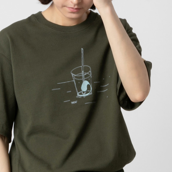 TMCAZ “Relax” Graphic Tee 【オリーブグリーン】 シルエットプリントグラフィック半袖Tシャツ 綿100％ 2枚目の画像
