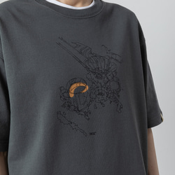 TMCAZ “Relax” Graphic Tee [炭灰色] 廓形印花圖案短袖T恤 100%棉 第2張的照片