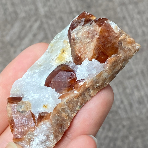 大きなヘソナイトガーネット in クォーツ ガーネット原石 06 天然石