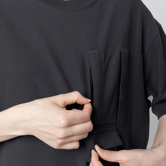 TMCAZ Smock Pocket Tee [チャコールグレー] アシンメトリーデザイン 登山ポケット半袖Tシャツ 綿100% 3枚目の画像