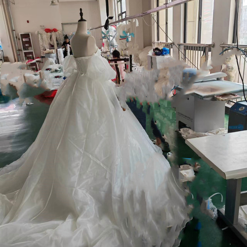 フランス風 法式 ウエディングドレス ふわふわ袖 編み上げ 華やかな  