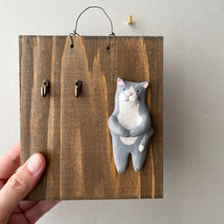 抱える猫の壁掛け〈フック付き〉 4枚目の画像