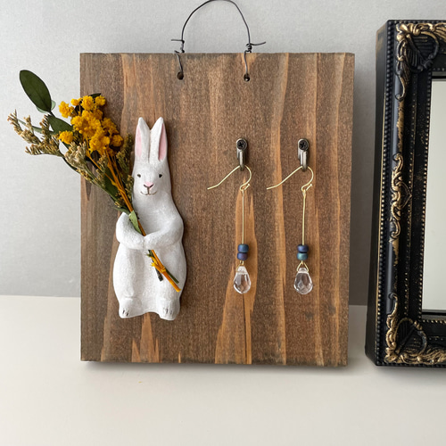 抱えるうさぎの壁掛け〈フック付き〉 タペストリー・壁掛け y_conecone
