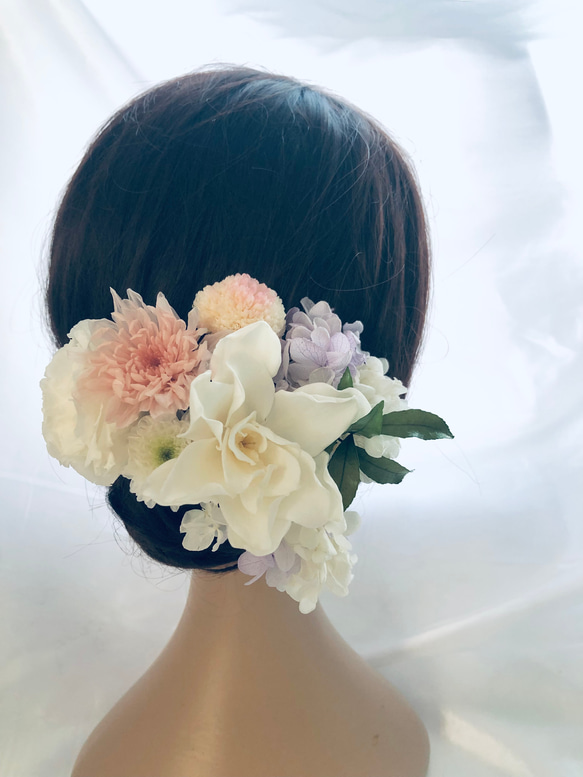 髪飾りプリザーブドフラワー（クチナシと菊の髪飾り前撮り・和装・写真） 1枚目の画像