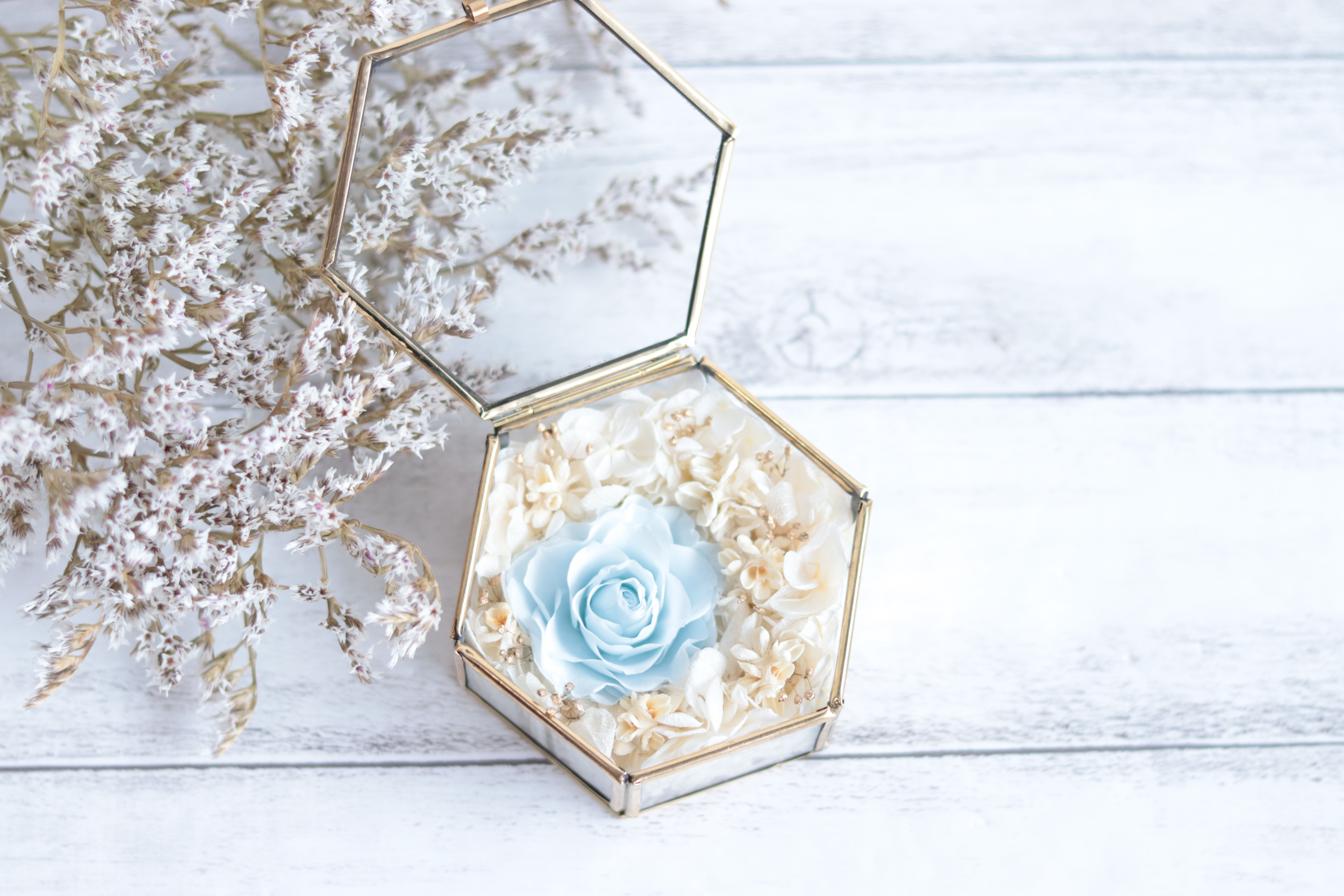 【カラーオーダーＯＫ】“一輪のバラ：ブルーホワイト”＊アンティーク小箱のリングピロー(Ｓ)＊プリザーブドフラワー
