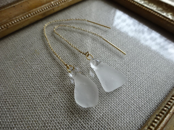 14kgf ～海からの贈り物～ホワイトカラー Sea glass チェーンピアス～Sea born Art 1枚目の画像