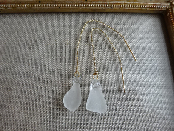 14kgf ～海からの贈り物～ホワイトカラー Sea glass チェーンピアス～Sea born Art 3枚目の画像