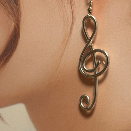ワイヤーで作ったト音記号ピアス ピアス（フック・チェーン） Koichi