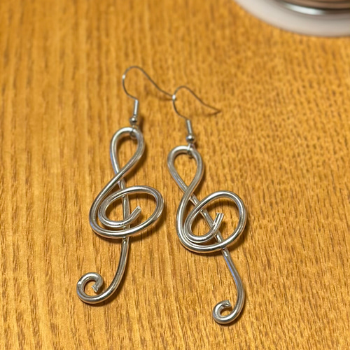 ワイヤーで作ったト音記号ピアス ピアス（フック・チェーン） Koichi