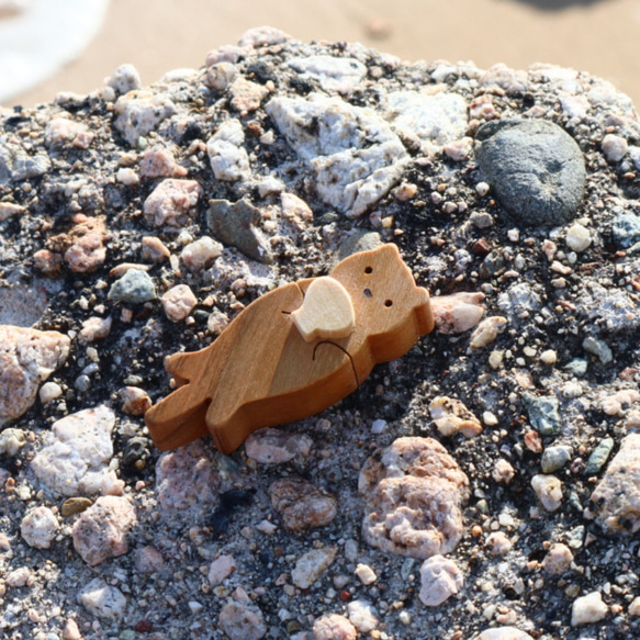 ラッコ〜貝殻だっこのラッコ〜＊受注制作　海の生き物　木製インテリア　木のおもちゃ・人形　水族館 2枚目の画像