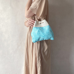 巾着バッグ 本革 × ジャガード 生地 刺繍 / クリームラメ × ブルー 2枚目の画像