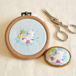 [刺繍キット２点セット]①アイスを食べるペンギン刺繍②海水浴のシロクマ刺繍ブローチ 11枚目の画像