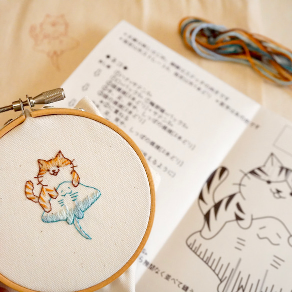[刺繍キット]ゆるかわネコと泳ぐエイの刺繍ミニトートバッグ 4枚目の画像