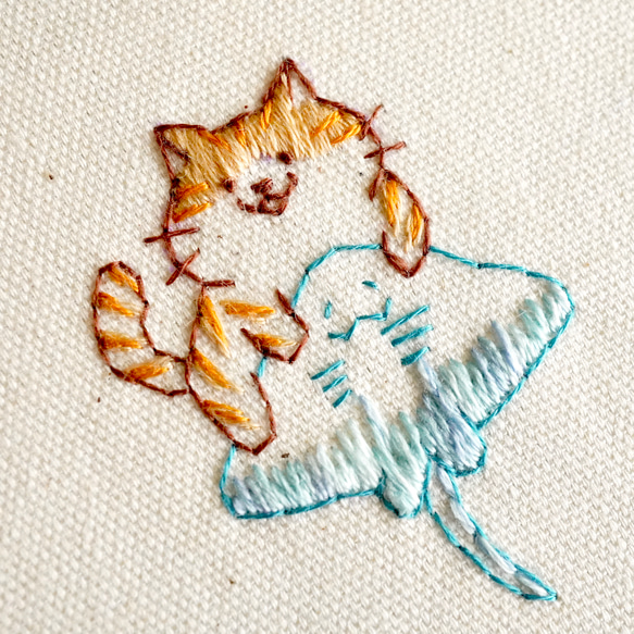 [刺繍キット]ゆるかわネコと泳ぐエイの刺繍ミニトートバッグ 12枚目の画像