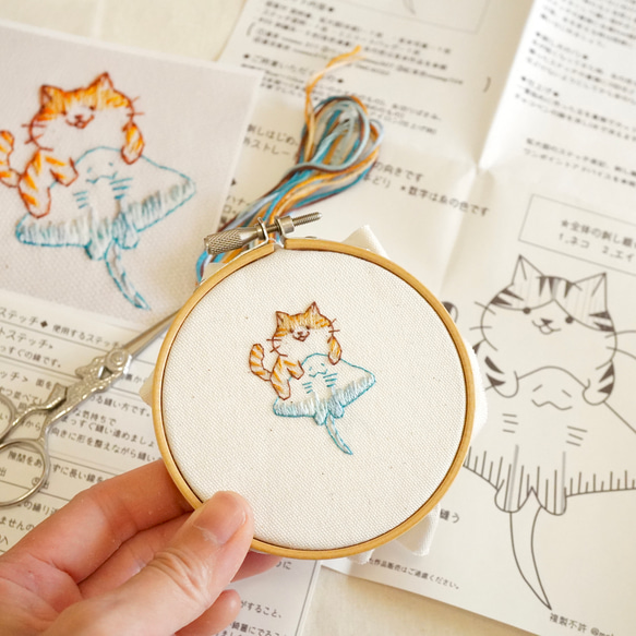 [刺繍キット]ゆるかわネコと泳ぐエイの刺繍ミニトートバッグ 2枚目の画像
