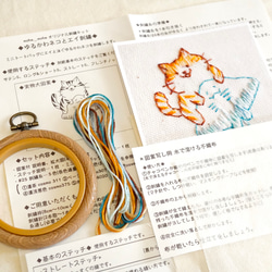 [刺繍キット]ゆるかわネコと泳ぐエイの刺繍飾り 2枚目の画像
