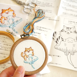 [刺繍キット]ゆるかわネコと泳ぐエイの刺繍飾り 1枚目の画像