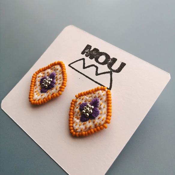 『毒を持つ花』刺繍ダイヤ型ピアス(オレンジ×パープル) 4枚目の画像