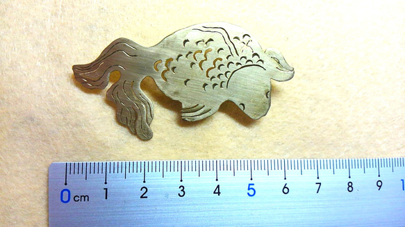 真鍮和彫金魚の帯留め 3枚目の画像