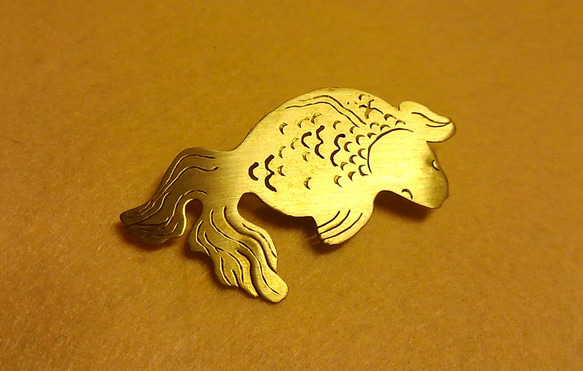 真鍮和彫金魚の帯留め 1枚目の画像
