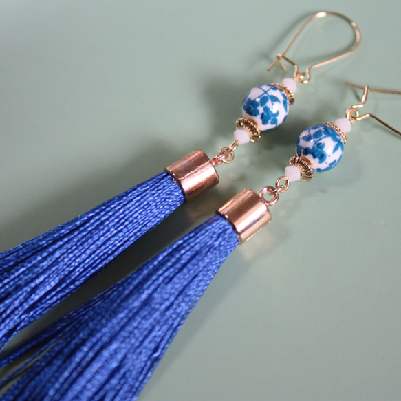 シノワズリタッセルピアス（青花柄ビーズ） [コバルトブルーまたは