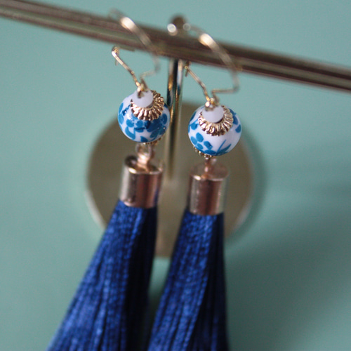 シノワズリタッセルピアス（青花柄ビーズ） [コバルトブルーまたは