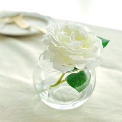本物みたい！一輪のずっと綺麗な白い薔薇【お手入れ不要】水ジェルに