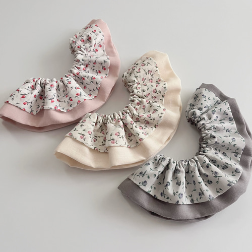 リバティ生地を使用した2段フリルのまんまるスタイ】フローティング