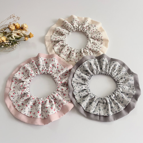 リバティ生地を使用した2段フリルのまんまるスタイ】フローティング