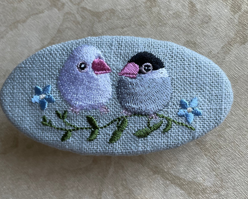 牡丹と小鳥の刺繍 鳥刺繍ブローチ 起毛 - ショップ kiku-kiku ブローチ - Pinkoi