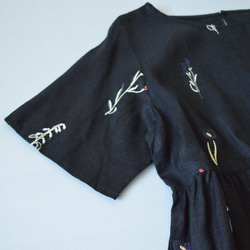 リネン100％花草総刺繍入りポケット付シンプルな半袖ワンピース♪ 4枚目の画像