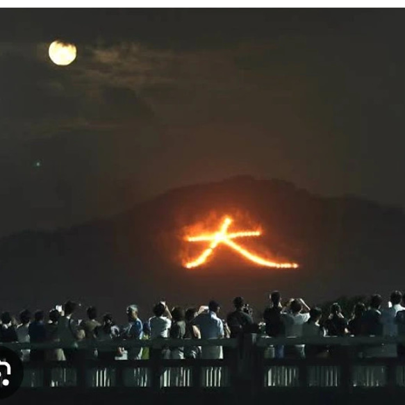 ローズウィンドウ切り絵「京のまつり・五山の送り火」中サイズ直径23cm紙のステンドグラス 4枚目の画像