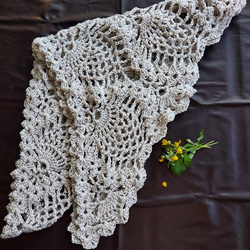 シルバーグレイのパイナップル編み三角ストール　手編み 4枚目の画像