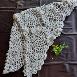 シルバーグレイのパイナップル編み三角ストール　手編み 5枚目の画像