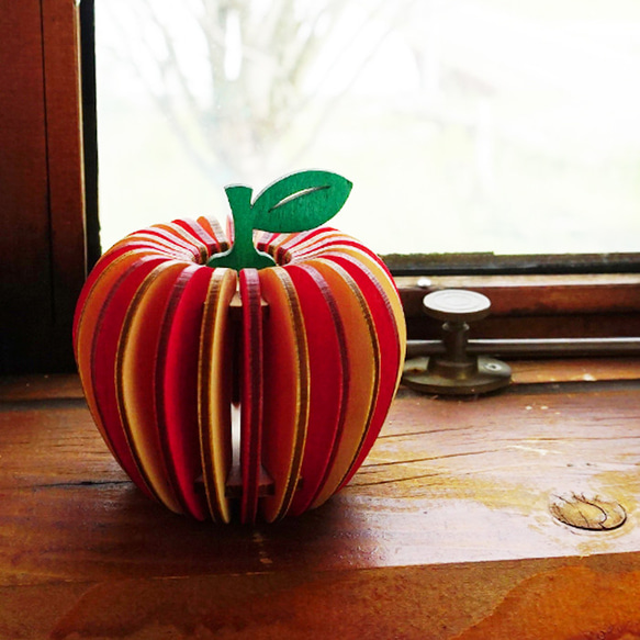 「りんご」木製オブジェ　インテリア　置物 1枚目の画像