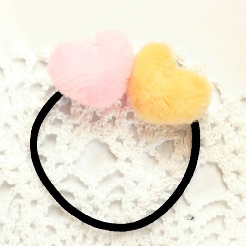 ふわふわ♡ヘアゴム⭐️⭐️ハンドメイド ふわふわ2色のハート型のヘアゴム ヘアゴム わた 通販 14267357