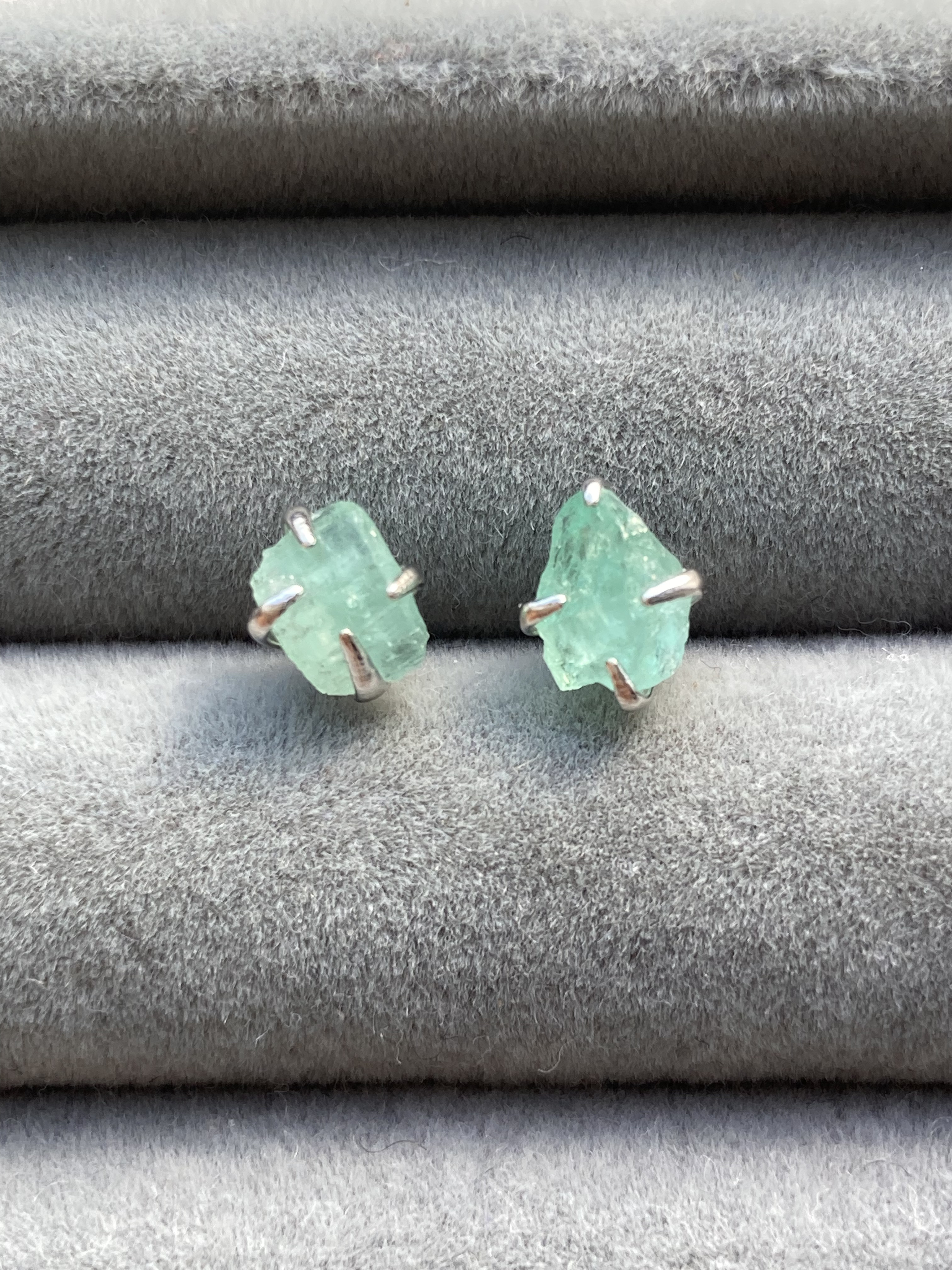 5月誕生石　未研磨エメラルド　1粒　スタッドピアス　シルバー925 緑柱石　愛を成熟させる石