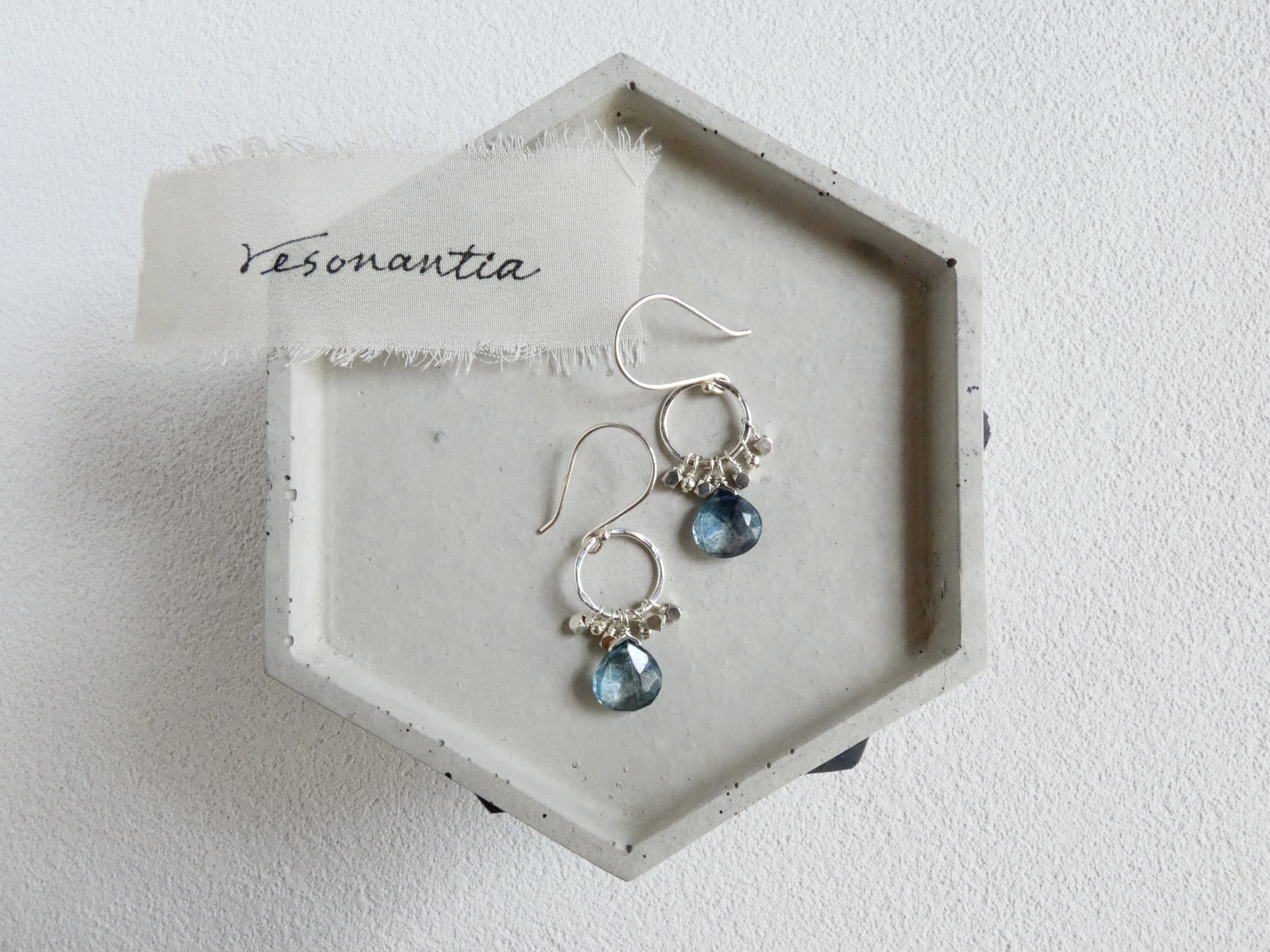 【クーポンあり】(silver925) 青(ティール・ブルーグリーン)のクォーツとシルバー・リングのぶら下がりピアス