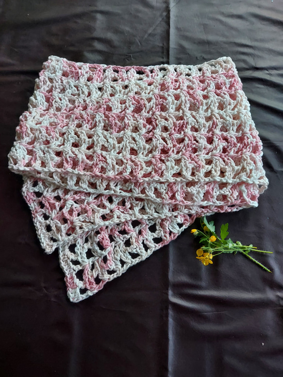 ホワイト～ピンクのグラデーションマフラー　手編み 3枚目の画像