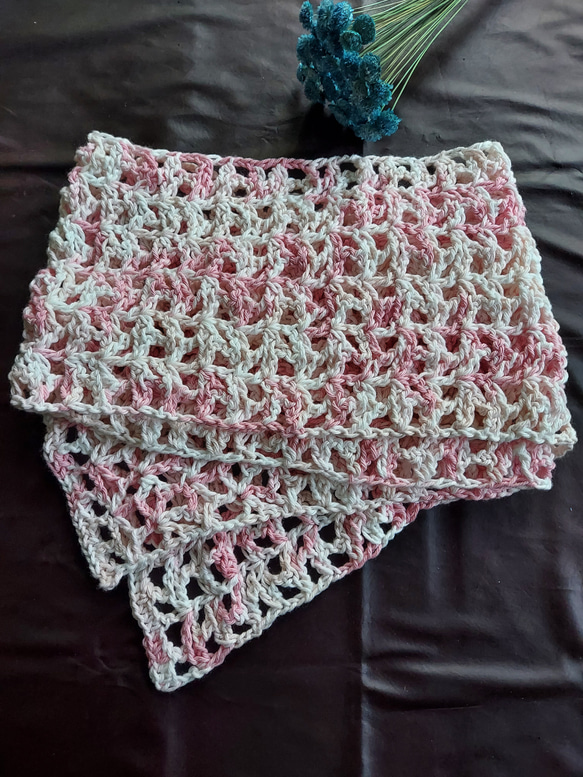 ホワイト～ピンクのグラデーションマフラー　手編み 4枚目の画像