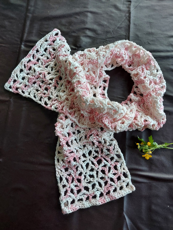 ホワイト～ピンクのグラデーションマフラー　手編み 2枚目の画像