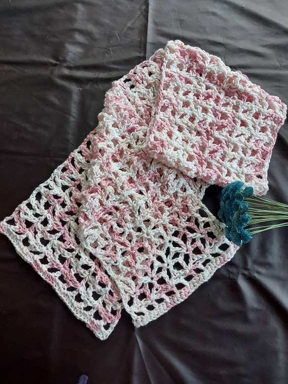 ホワイト～ピンクのグラデーションマフラー　手編み 5枚目の画像