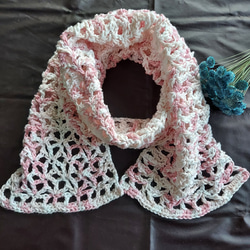 ホワイト～ピンクのグラデーションマフラー　手編み 1枚目の画像