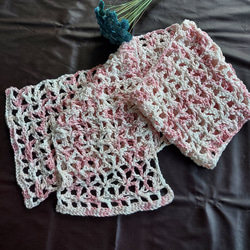 ホワイト～ピンクのグラデーションマフラー　手編み 6枚目の画像